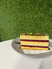 Pisztáciás málnás süti